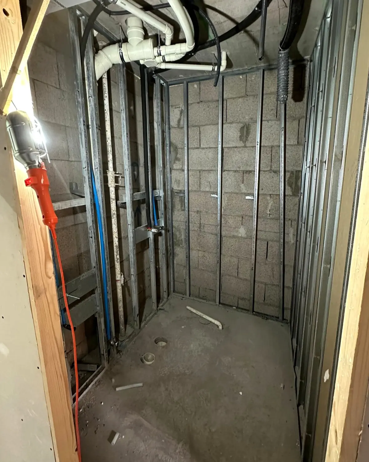 Cuarto técnico con la perfilería metálica montada sobre muro de bloque y las instalaciones detrás