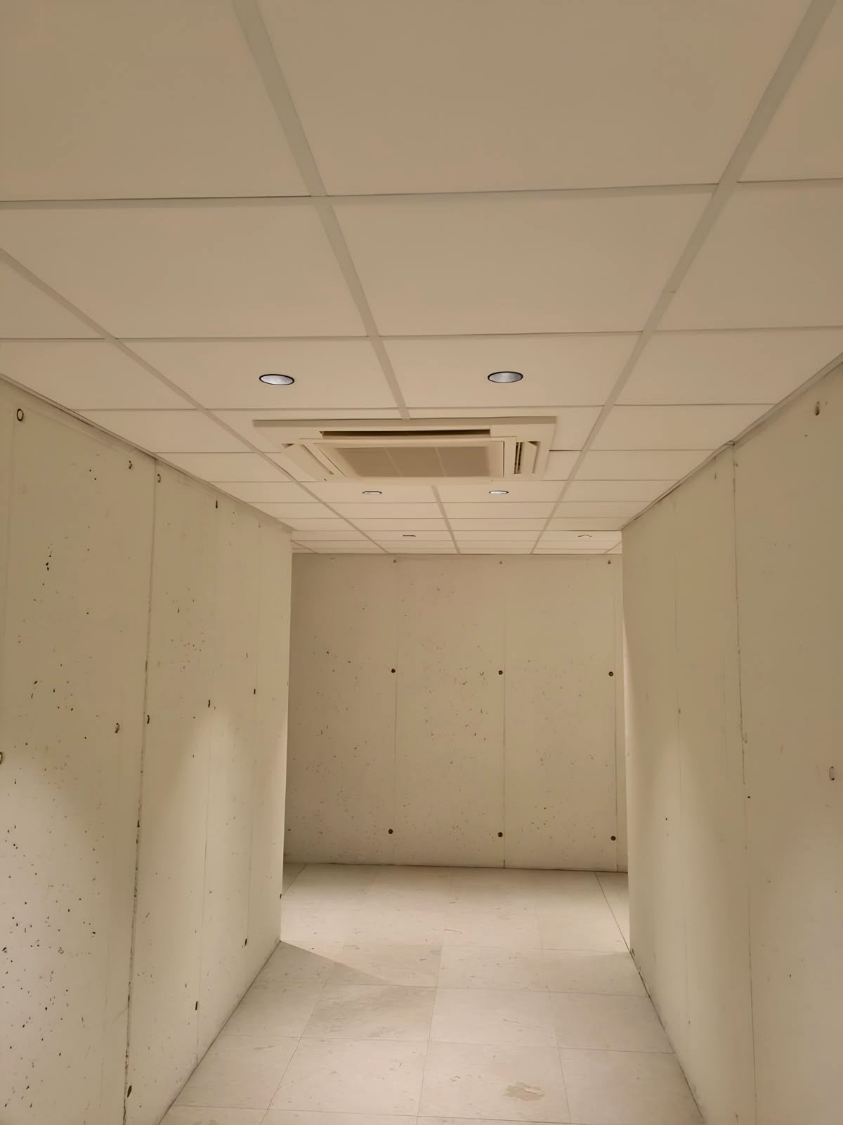 Antes · Estructura de techo registrable con perfilería metálica e instalaciones a la vista antes del cierre