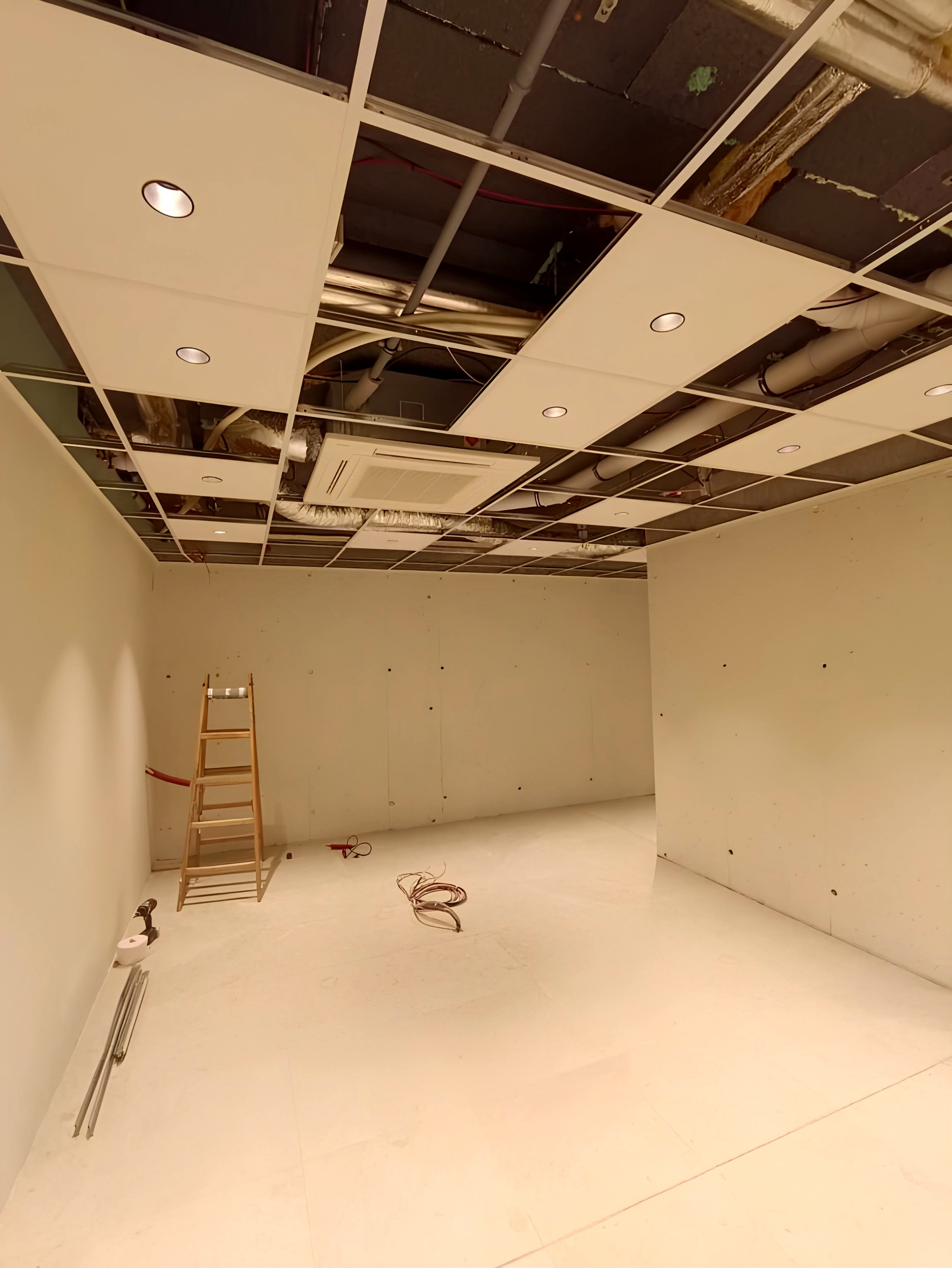 Avance de obra con casete de climatización recién instalado y tabiquería PYL sin acabar