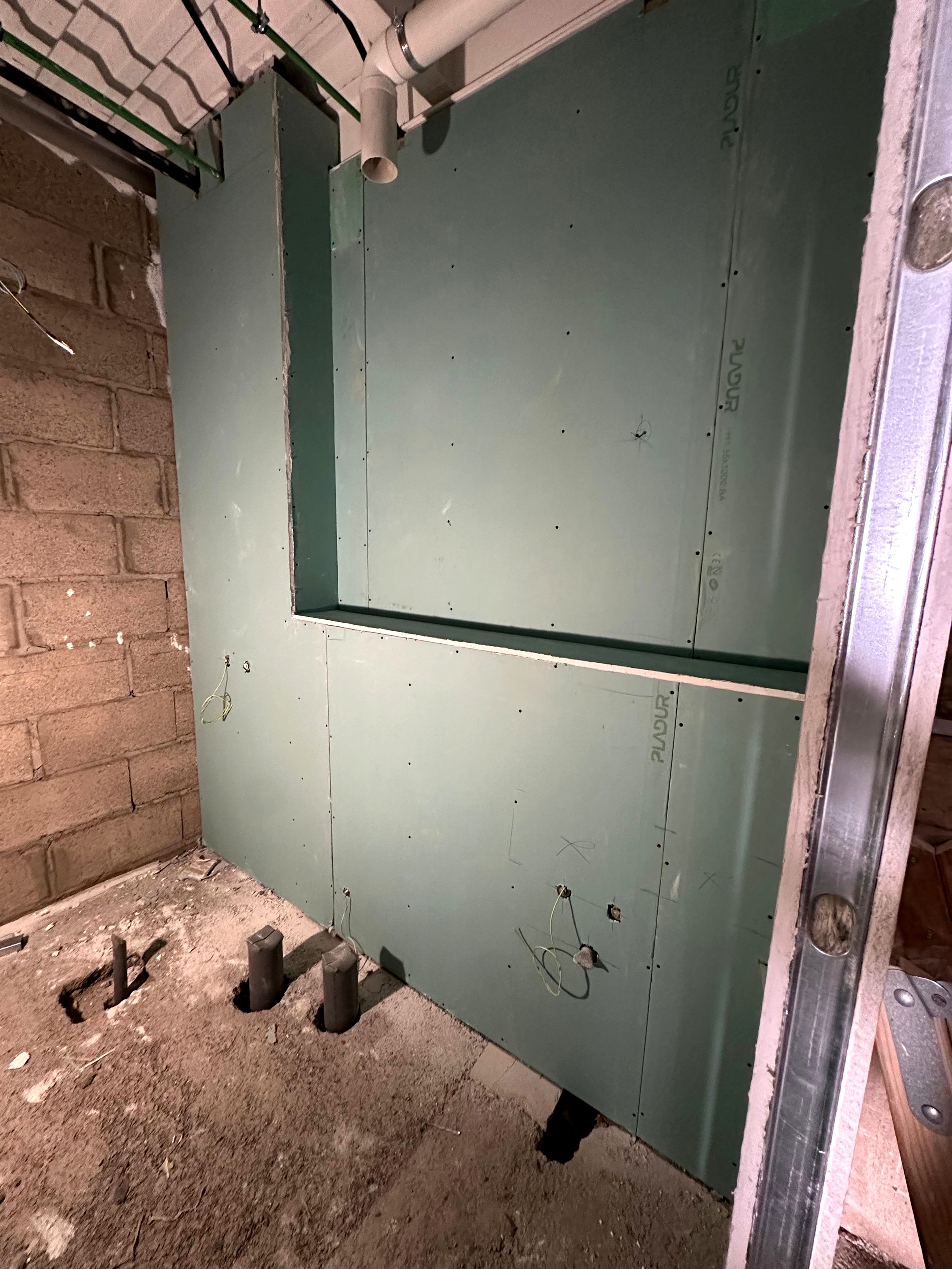 Resultado · Trasdosado PYL hidrófugo cerrando cuarto técnico de vivienda con registros para sanitarios
