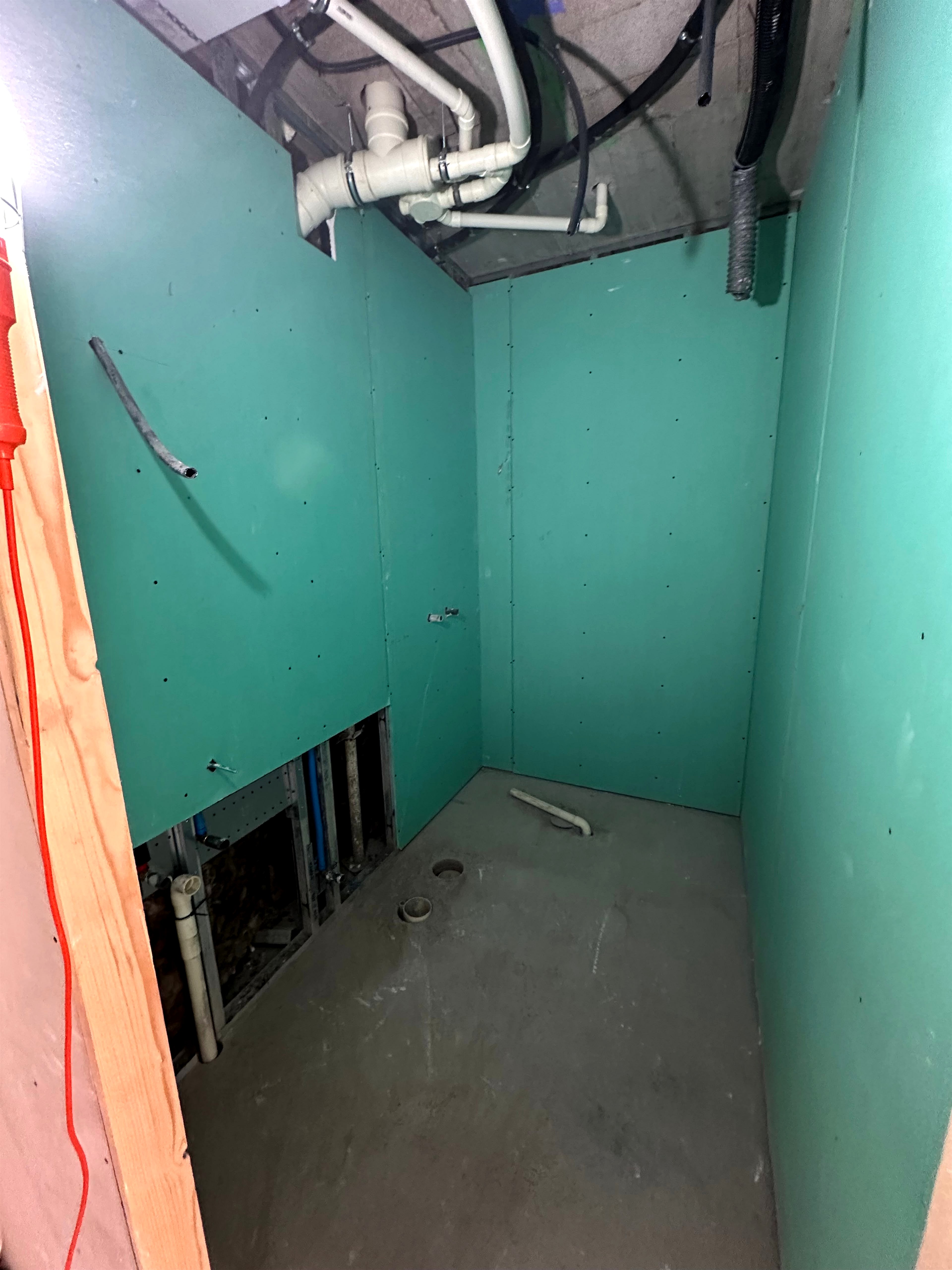 Cuarto técnico cerrado con trasdosado PYL hidrófugo dejando registros para sanitarios